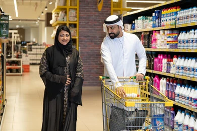 زوجان إماراتيان يتسوقان في سوبر ماركت حديث