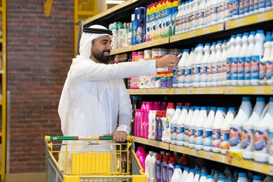 رجل إماراتي يتسوق للمنظفات في المتجر