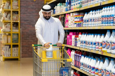 رجل إماراتي يتسوق منتجات التنظيف في السوبر ماركت
