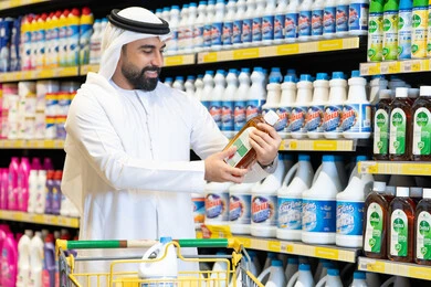 رجل إماراتي يتسوق المنظفات المنزلية في السوبر ماركت