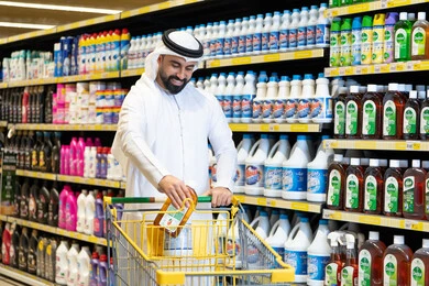 رجل إماراتي يتسوق المنظفات المنزلية في السوبر ماركت رجل إماراتي يتسوق المنظفات المنزلية في السوبر ماركت