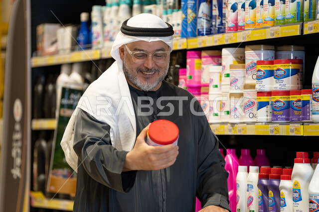 رجل إماراتي يتسوق داخل سوبر ماركت