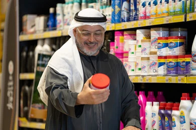 رجل إماراتي يتسوق داخل سوبر ماركت