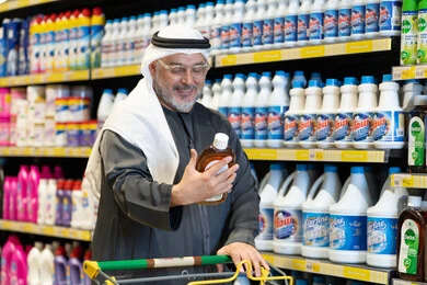 رجل إماراتي يتسوق المنظفات في السوبر ماركت