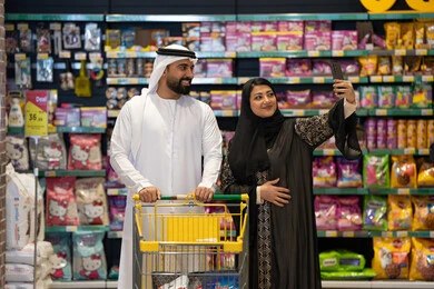 زوجان إماراتيان يلتقطان سيلفي في السوبر ماركت