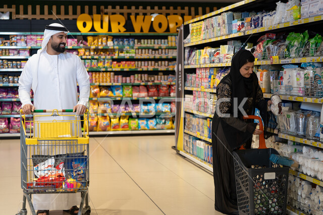 زوجين إماراتيين يتسوقان في سوبر ماركت حديث