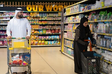 زوجين إماراتيين يتسوقان في سوبر ماركت حديث