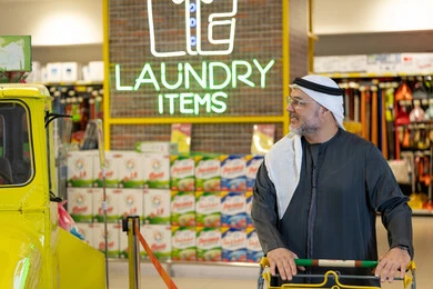 رجل إماراتي يتسوق في قسم المنظفات بالسوبر ماركت