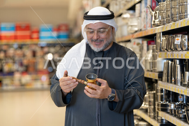 رجل إماراتي يتسوق لشراء دلة قهوة تقليدية