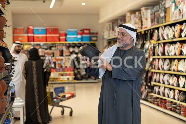 رجل سعودي يتسوق في متجر أدوات منزلية