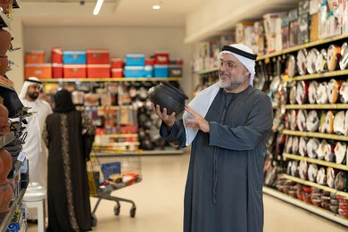 رجل سعودي يتسوق في متجر أدوات منزلية