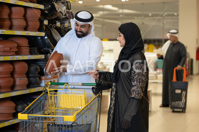 زوج إماراتي يتسوق لشراء أواني فخارية في السوبر ماركت