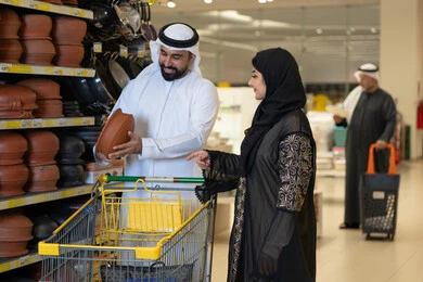 زوج إماراتي يتسوق لشراء أواني فخارية في السوبر ماركت
