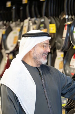 رجل إماراتي يتسوق أدوات المطبخ في متجر تجزئة