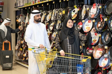 زوجان إماراتيان يتسوقان أدوات المطبخ في السوبر ماركت