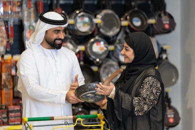 زوجان إماراتيان يتسوقان لشراء أدوات منزلية في المتجر