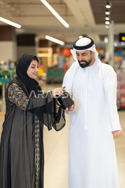 زوجان إماراتيان يتسوقان داخل متجر تجاري