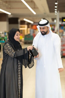 زوجان إماراتيان يتسوقان داخل متجر تجاري