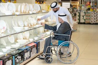 رجل إماراتي على كرسي متحرك يتسوق أدوات منزلية