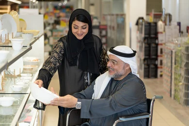 رجل إماراتي على كرسي متحرك يتسوق في متجر أدوات منزلية