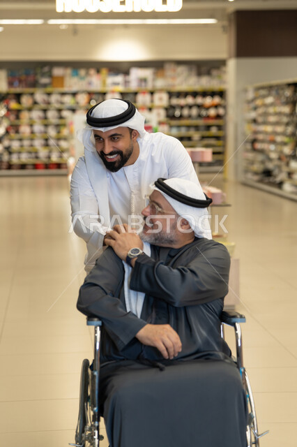 شاب عربي يساعد مسناً على كرسي متحرك في المتجر