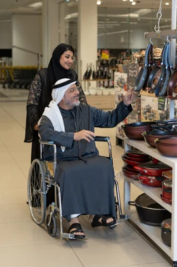 رجل إماراتي على كرسي متحرك يتسوق أدوات منزلية