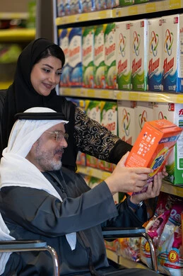 رجل سعودي على كرسي متحرك يتسوق في السوبر ماركت