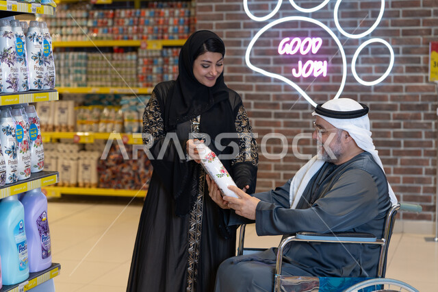 رجل عربي على كرسي متحرك يتسوق في السوبر ماركت