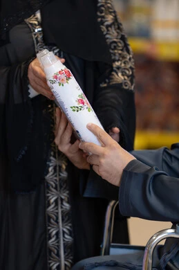 تسوق زوجان سعوديان للمنتجات في السوبر ماركت لقطة قريبة