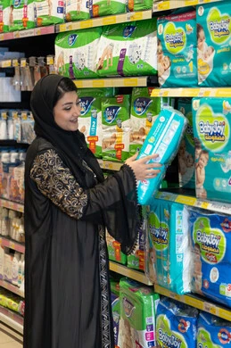 امرأة سعودية تتسوق حفاضات الأطفال في السوبر ماركت