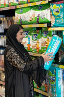 امرأة سعودية تتسوق حفاضات الأطفال في السوبر ماركت