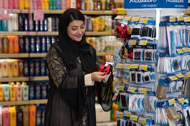 امرأة عربية تتسوق إكسسوارات الشعر في السوبر ماركت