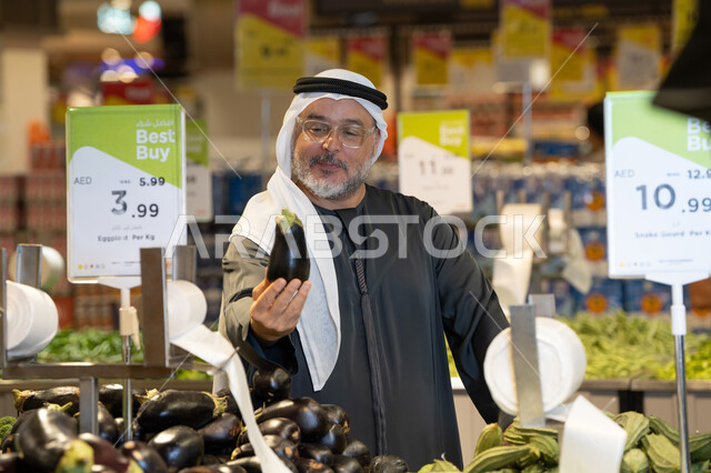 رجل إماراتي يتسوق لشراء الخضروات في سوبر ماركت
