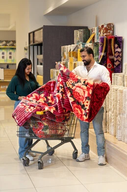 زوجان عربيان يتسوقان لشراء مفروشات وبطانيات منزلية