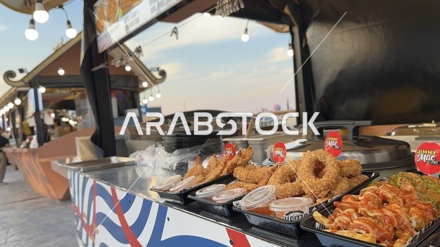 كشك بيع الحلوى والطعام الصيني، تعرف ثقافة البلاد المختلفة، معلم جذب سياحي وترفيهي، تنشيط الحركة السياحية والاقتصادية، المدينة العالمية يناير 2026 على ضفاف الخليج العربي وبحيرة سيهات في المنطقة الشرقية الدمام، مكان لقضاء وقت ممتع مع العائلة