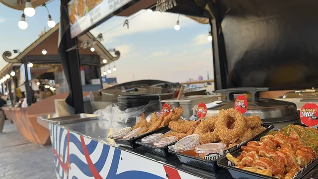 كشك بيع الحلوى والطعام الصيني، تعرف ثقافة البلاد المختلفة، معلم جذب سياحي وترفيهي، تنشيط الحركة السياحية والاقتصادية، المدينة العالمية يناير 2026 على ضفاف الخليج العربي وبحيرة سيهات في المنطقة الشرقية الدمام، مكان لقضاء وقت ممتع مع العائلة كشك بيع الحلوى والطعام الصيني، تعرف ثقافة البلاد المختلفة، معلم جذب سياحي وترفيهي، تنشيط الحركة السياحية والاقتصادية، المدينة العالمية يناير 2026 على ضفاف الخليج العربي وبحيرة سيهات في المنطقة الشرقية الدمام، مكان لقضاء وقت ممتع مع العائلة