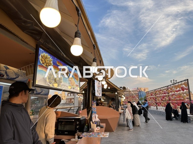 كشك بيع الحلوى والطعام الصيني، تعرف ثقافة البلاد المختلفة، معلم جذب سياحي وترفيهي، تنشيط الحركة السياحية والاقتصادية، المدينة العالمية يناير 2026 على ضفاف الخليج العربي وبحيرة سيهات في المنطقة الشرقية الدمام، مكان لقضاء وقت ممتع مع العائلة