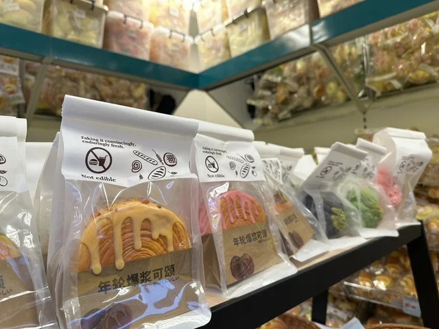 كشك بيع الحلوى والطعام الصيني، تعرف ثقافة البلاد المختلفة، معلم جذب سياحي وترفيهي، تنشيط الحركة السياحية والاقتصادية، المدينة العالمية يناير 2026 على ضفاف الخليج العربي وبحيرة سيهات في المنطقة الشرقية الدمام، مكان لقضاء وقت ممتع مع العائلة