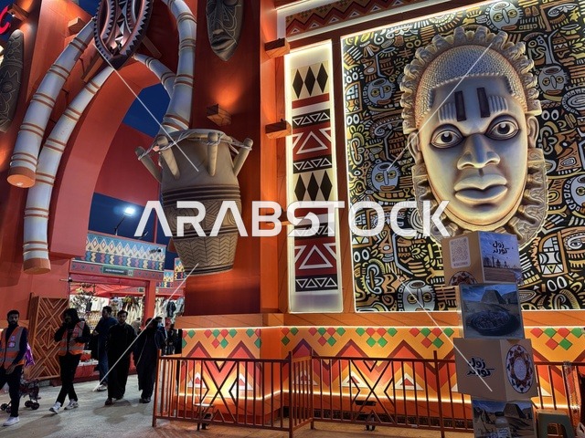 جدار مزخرف في المدينة العالمية يناير 2026 على ضفاف الخليج العربي وبحيرة سيهات في المنطقة الشرقية الدمام، تعرف ثقافة البلاد المختلفة، معلم جذب سياحي وترفيهي، تنشيط الحركة السياحية والاقتصادية، مكان لقضاء وقت ممتع مع العائلة