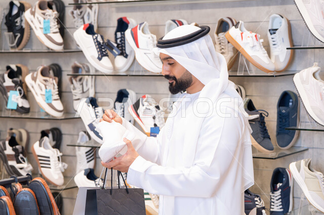 رجل إماراتي يتسوق في متجر أحذية حديث