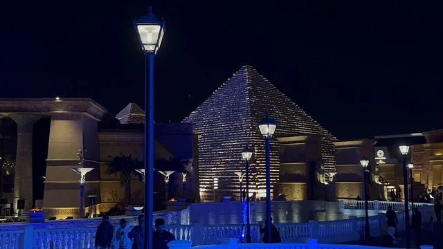 تججربة تسوق ممتعة، مكان لقضاء وقت ممتع مع العائلة، المدينة العالمية يناير 2026 على ضفاف الخليج العربي وبحيرة سيهات في المنطقة الشرقية الدمام، تعرف ثقافة البلاد المختلفة، معلم جذب سياحي وترفيهي، تنشيط الحركة السياحية والاقتصادية