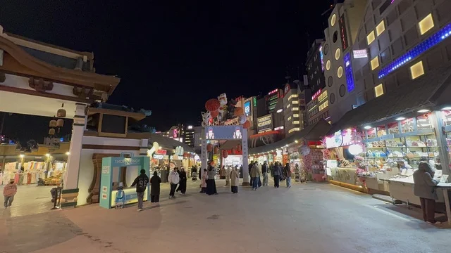 مكان لقضاء وقت ممتع مع العائلة، المدينة العالمية يناير 2026 على ضفاف الخليج العربي وبحيرة سيهات في المنطقة الشرقية الدمام، تعرف ثقافة البلاد المختلفة، معلم جذب سياحي وترفيهي، تنشيط الحركة السياحية والاقتصادية