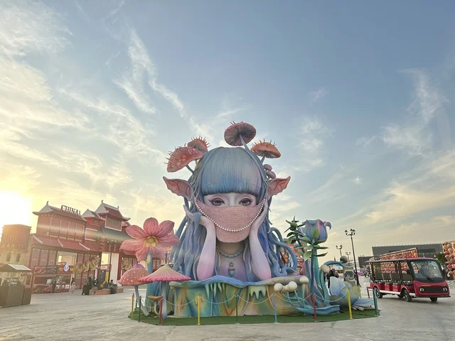 تججربة تسوق ممتعة، مكان لقضاء وقت ممتع مع العائلة، المدينة العالمية يناير 2026 على ضفاف الخليج العربي وبحيرة سيهات في المنطقة الشرقية الدمام، تعرف ثقافة البلاد المختلفة، معلم جذب سياحي وترفيهي، تنشيط الحركة السياحية والاقتصادية