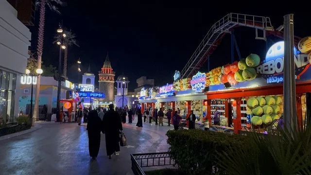 تنشيط الحركة السياحية والاقتصادية، تجربة تسوق ممتعة، مكان لقضاء وقت ممتع مع العائلة، المدينة العالمية يناير 2026 على ضفاف الخليج العربي وبحيرة سيهات في المنطقة الشرقية الدمام، تعرف ثقافة البلاد المختلفة، معلم جذب سياحي وترفيهي