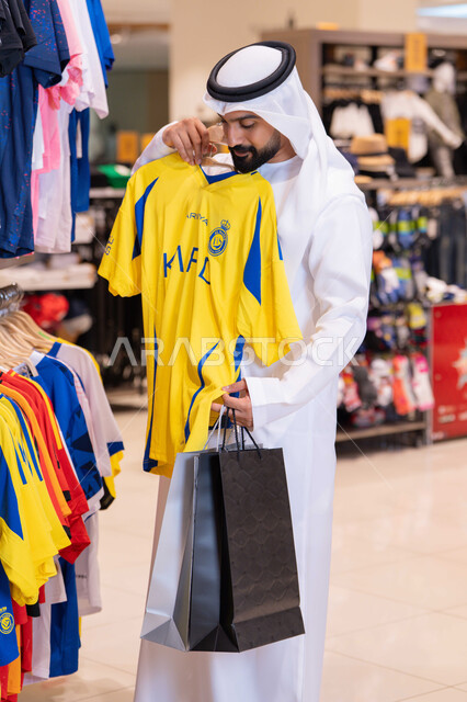 رجل سعودي يتسوق لشراء قميص نادي النصر