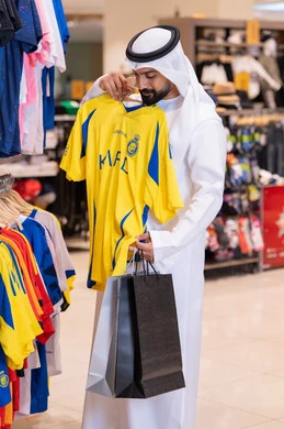 رجل سعودي يتسوق لشراء قميص نادي النصر