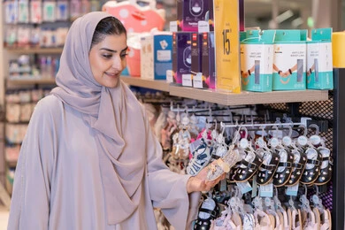 امرأة سعودية تتسوق أحذية أطفال في متجر تجزئة