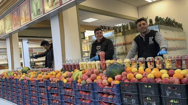 متجر لبيع الفواكه والعصير الطارج، تنشيط الحركة السياحية والاقتصادية، تجربة تسوق ممتعة، مكان لقضاء وقت ممتع مع العائلة، المدينة العالمية يناير 2026 على ضفاف الخليج العربي وبحيرة سيهات في المنطقة الشرقية الدمام، تعرف ثقافة البلاد المختلفة، معلم جذب سياحي وترفيهي