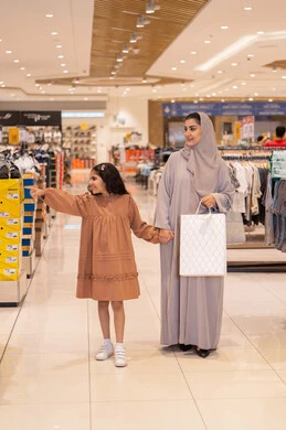 أم سعودية وابنتها تتسوقان في مركز تجاري