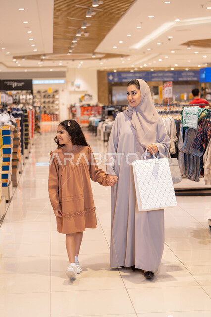 أم سعودية وابنتها تتجولان في مركز تسوق